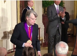 Stephen King - National Medal of Arts 07 - obrazek