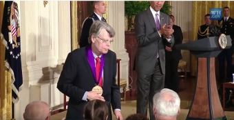 Stephen King - National Medal of Arts 07 - obrazek