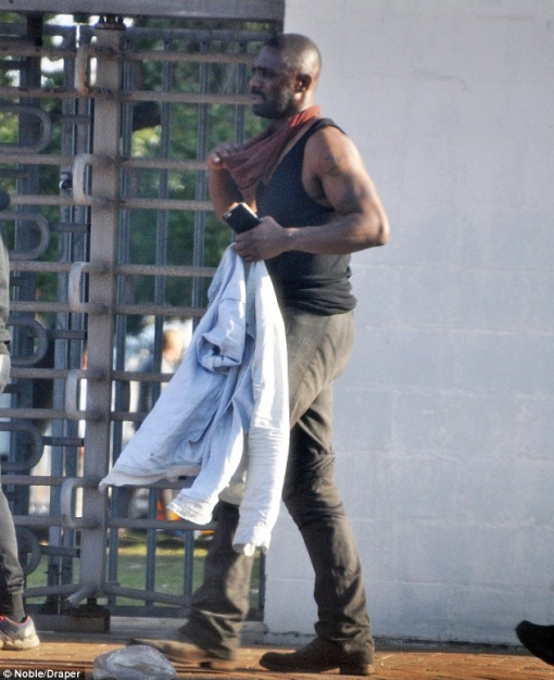 Idris Elba jako Roland (6)
